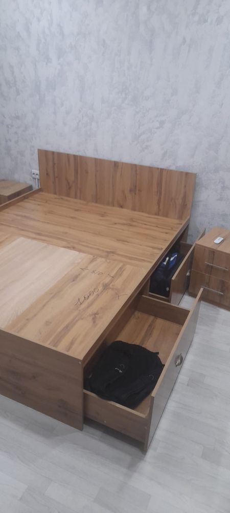 Продам кровать двуспальную 200 -160 с матрасом и тумбочками