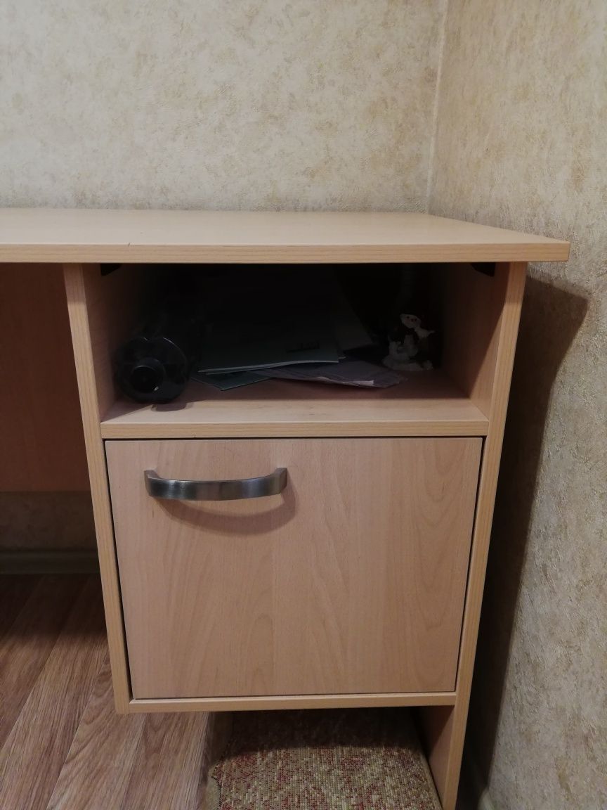 Письменый стол с встроенной тумбочкой
