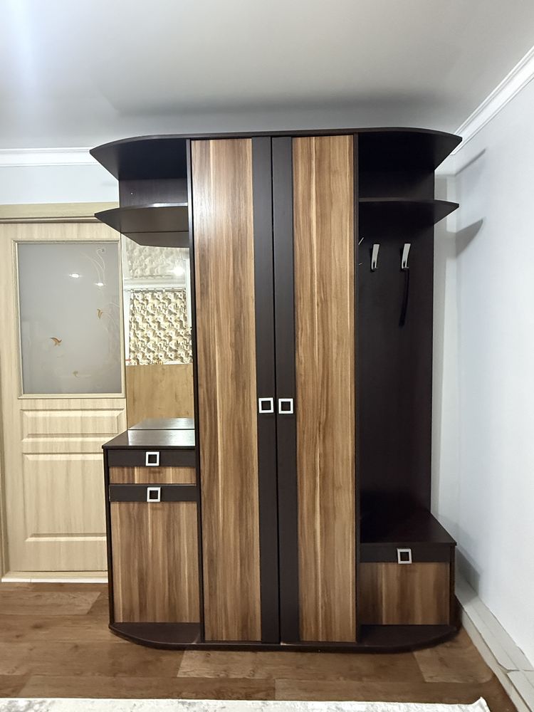 Продам шкаф в коридор