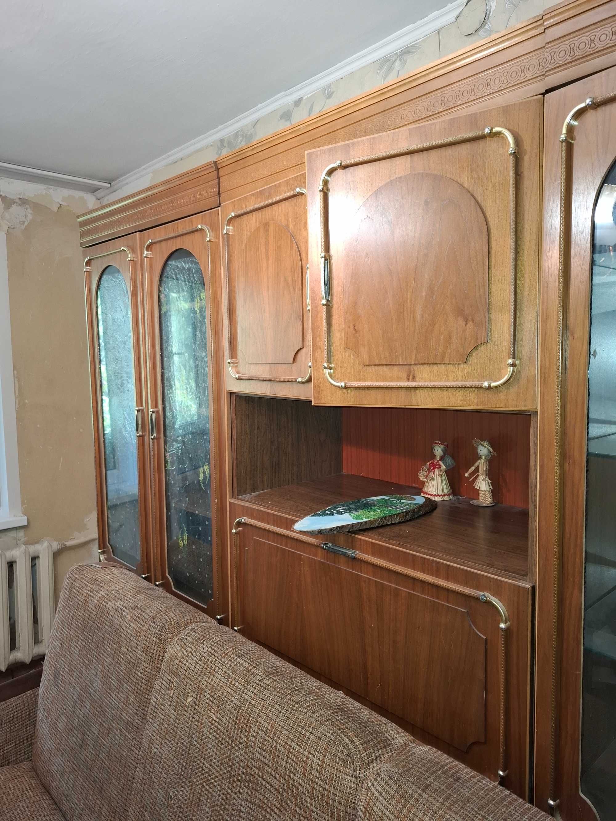 Стенка три шкафа, в среднем состоянии