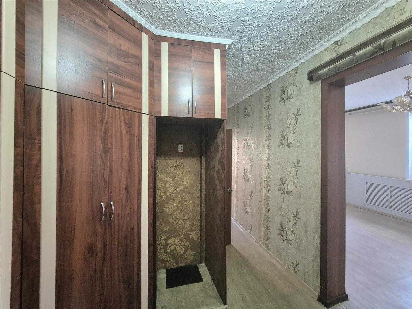 Продам 2 комн квартиру по пр Строителей 
На 1/2эт