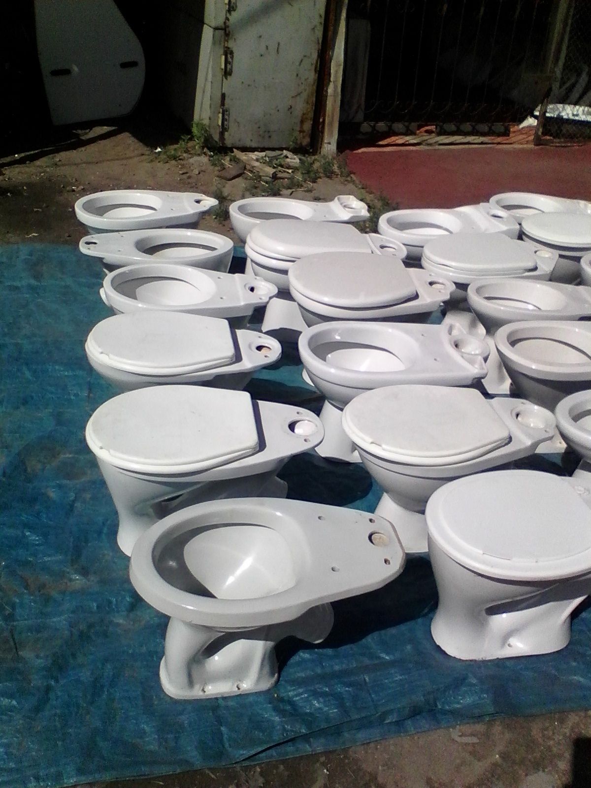 Улица Азаттык дом51 Продам НОВЫЕ  унитазы без бачка .