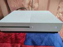 Xbox one, один джойстик и несколько дисковых игр