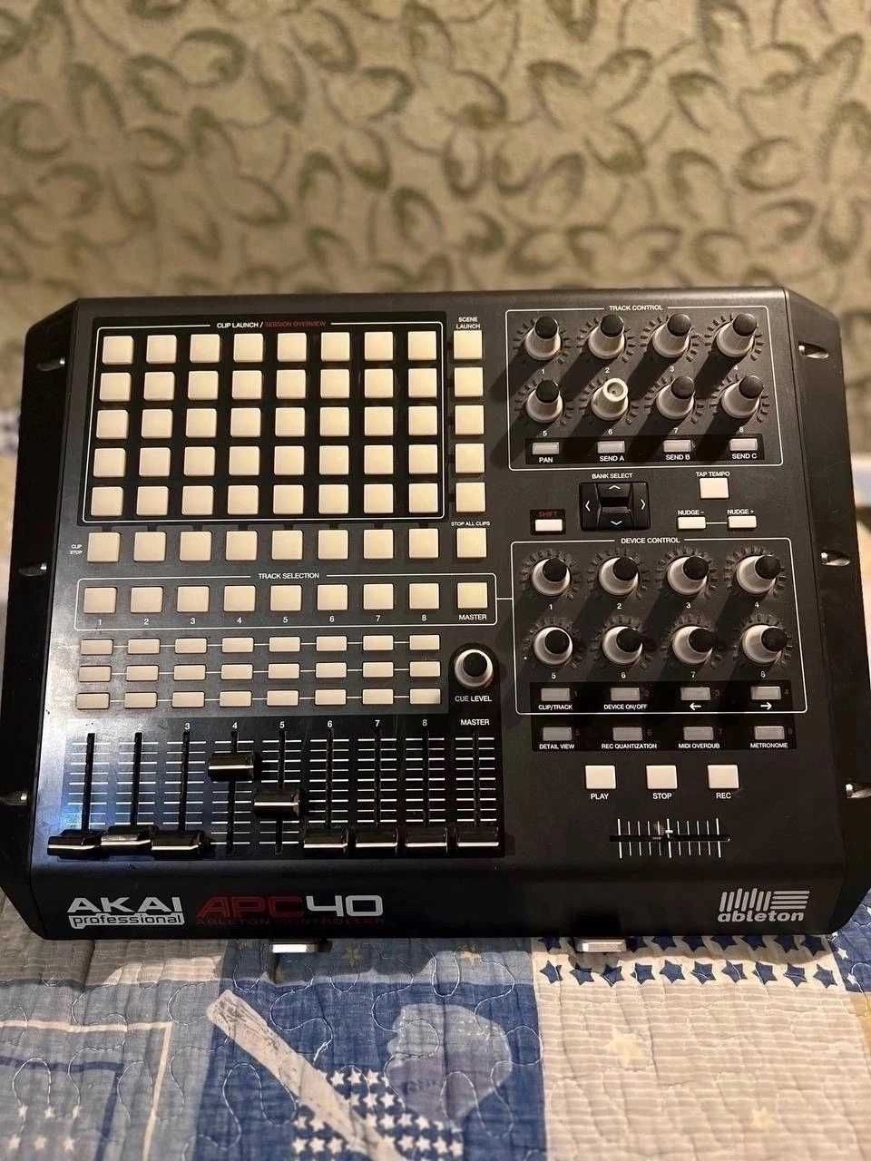 Миди-контроллер для Ableton Live Akai APC 40