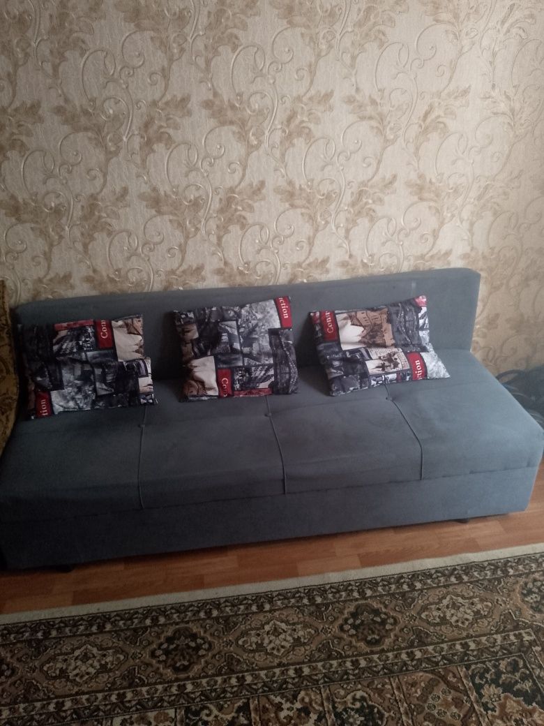 Срочно продам диван и люстру.