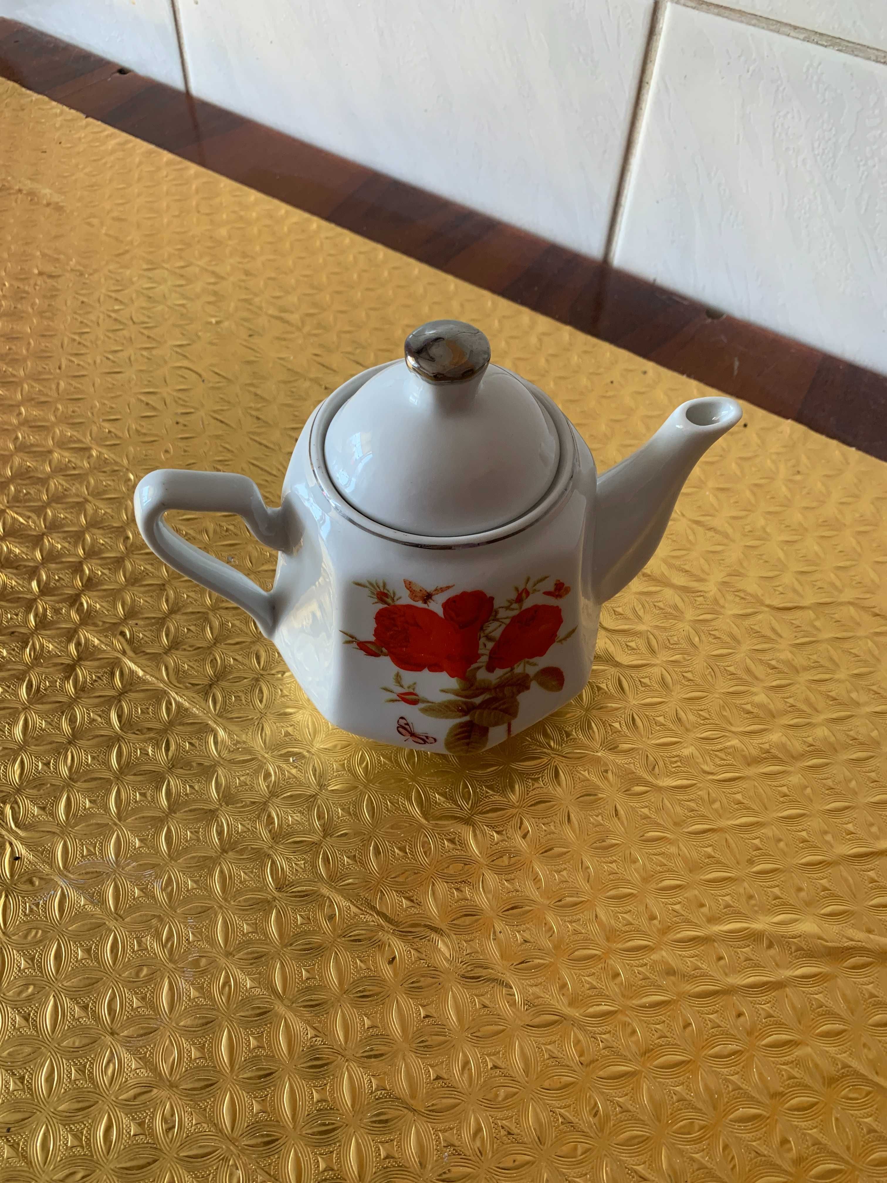 Продам чайники заварные из фарфора белого цвета (сделано в Чехии)