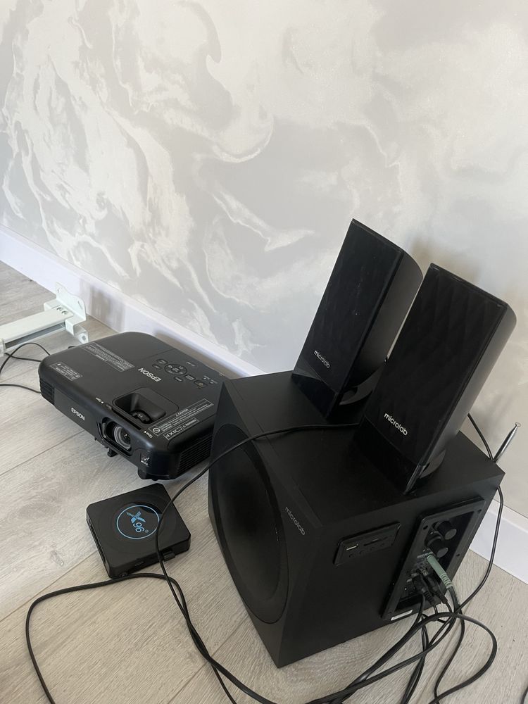 Два комплекта: Проектор Epson + акустика Microlab,