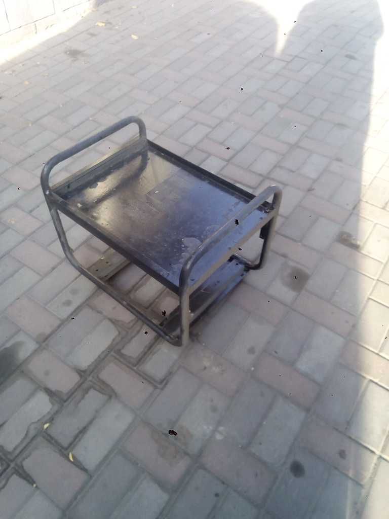 Металлический столик на колёсах.