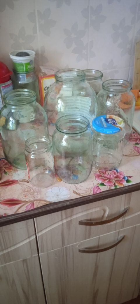 Продам 2х литровые банки,  700гр, 600гр и 0.5л мелкие банки.