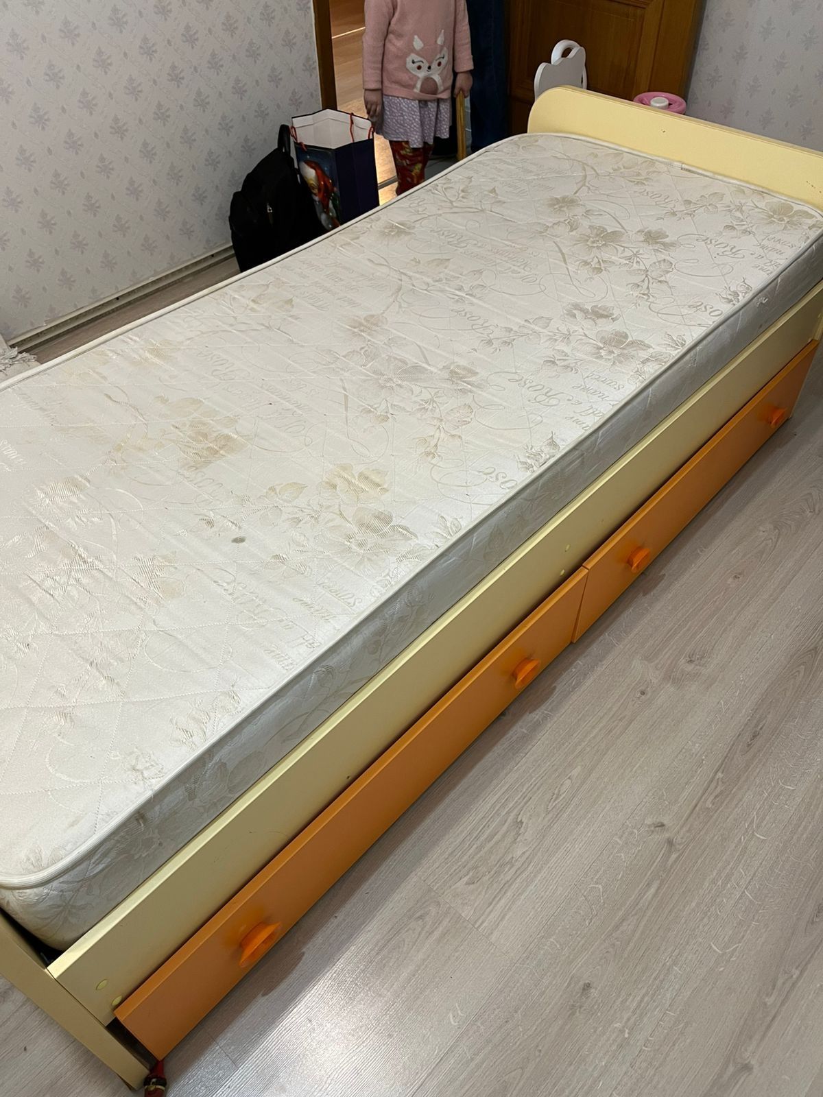 Продам кровать б/у с матрацом