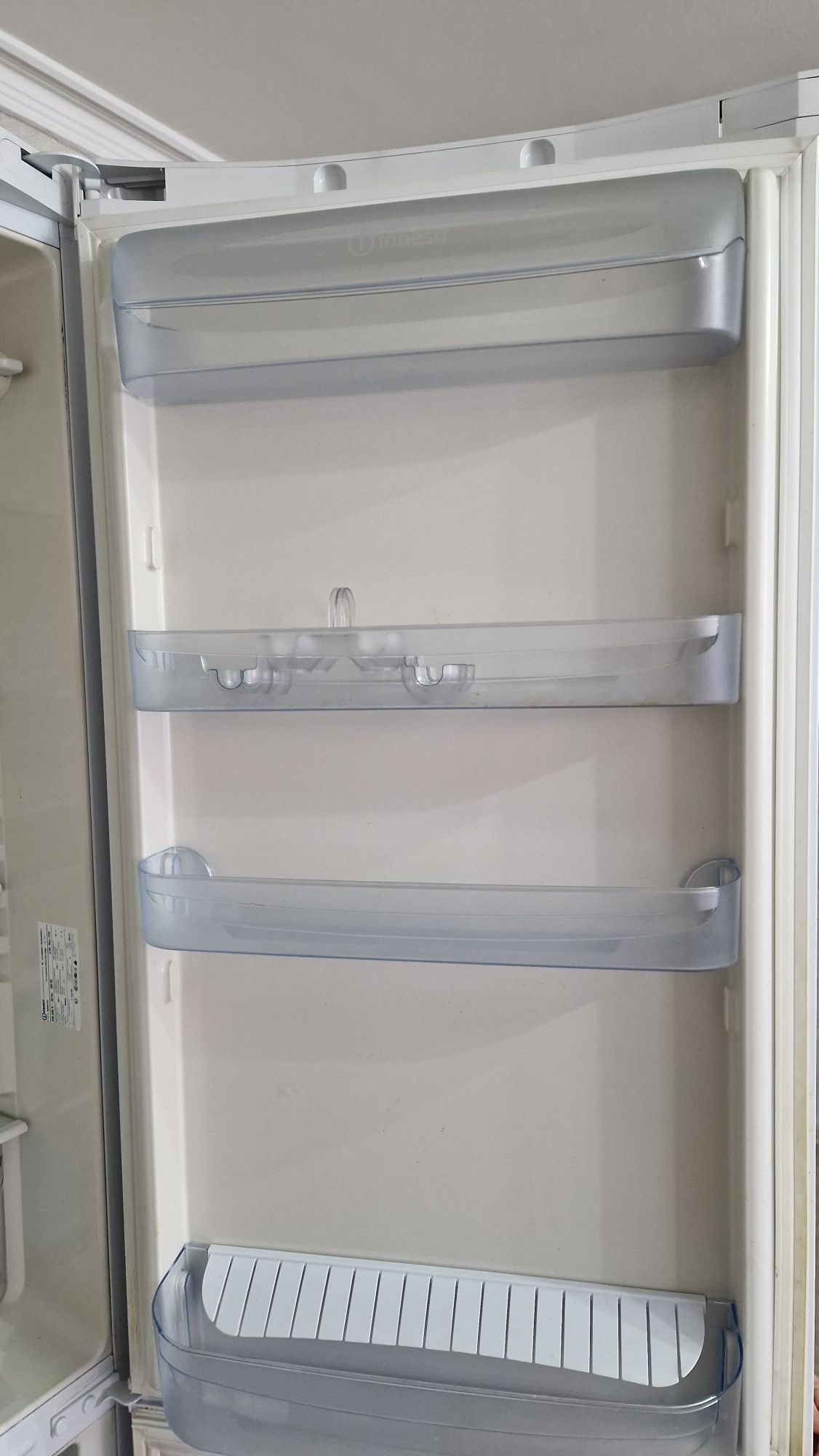 Продам холодильник Indesit.