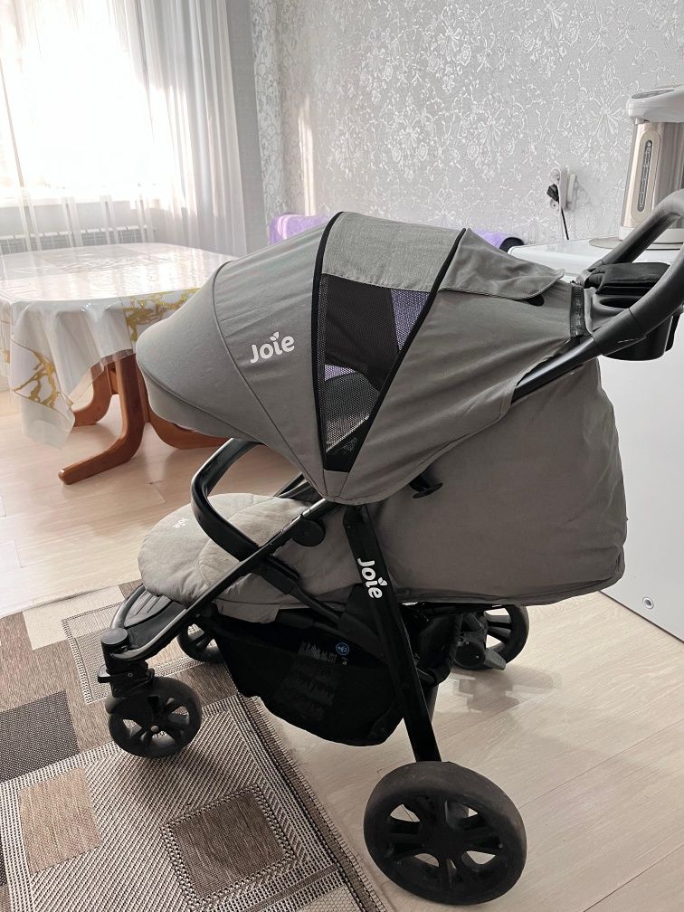 Продам коляску фирмы joie