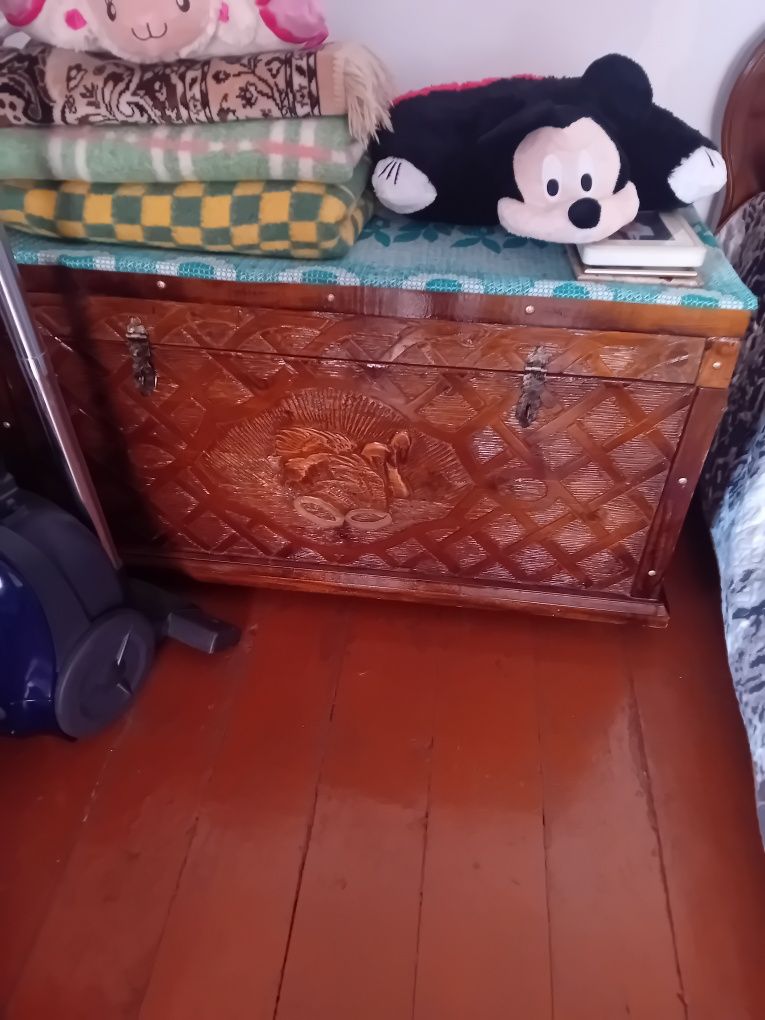 Продам  стол низкий и другое