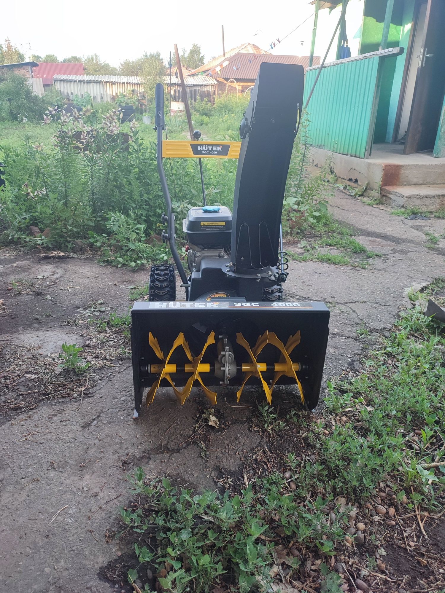 Продам снегоуборочную машину.
