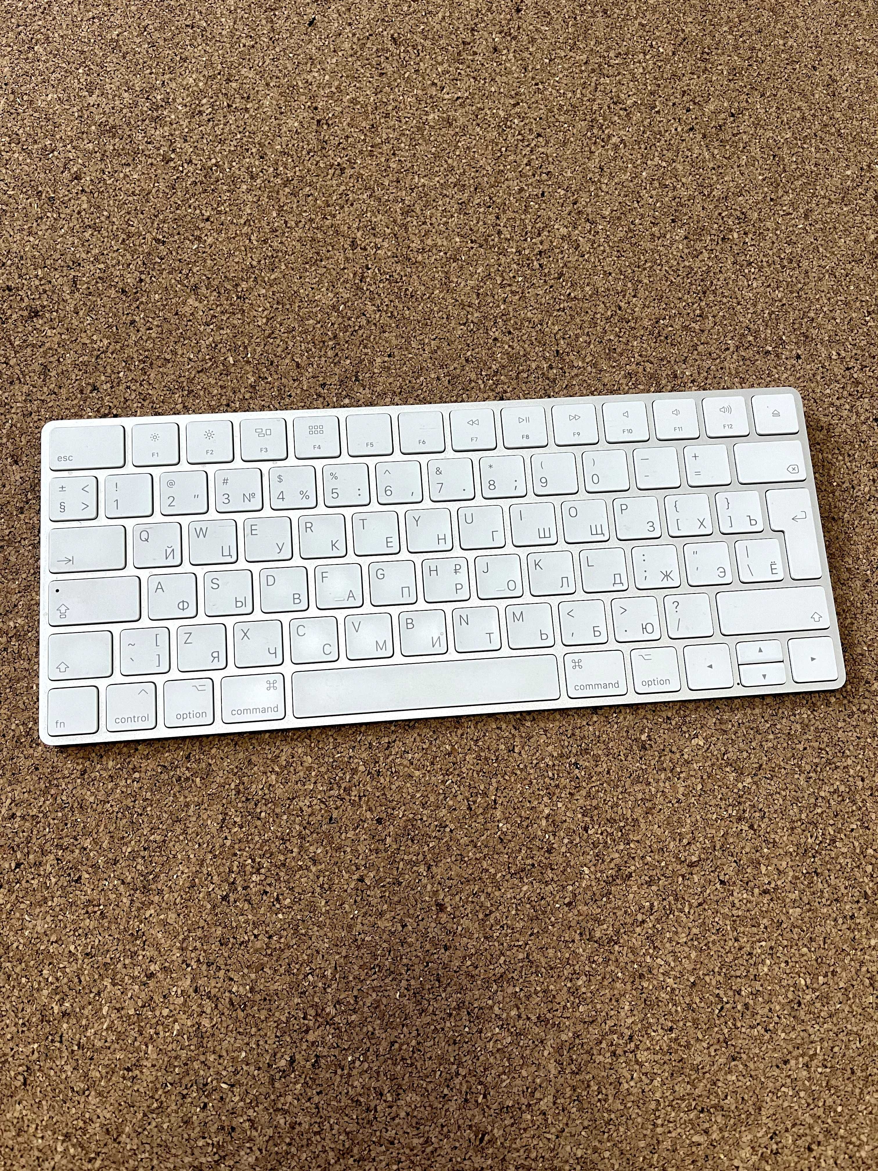 Apple Magic Keyboard (Lightning) — отличное состояние, с проводом