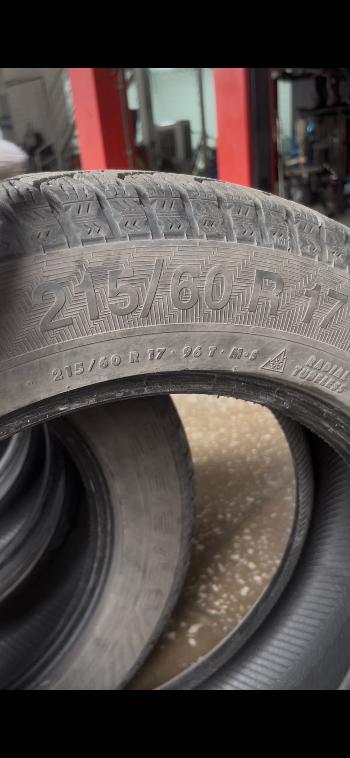 Продаю комплект зимних шин 215/60 R17