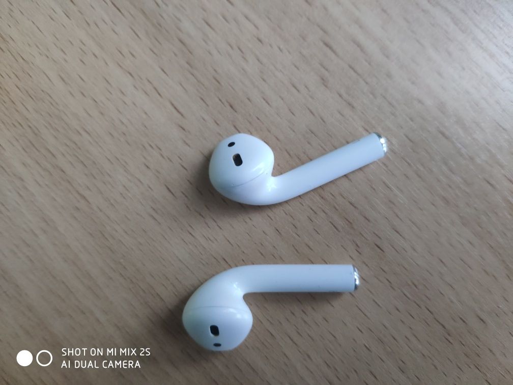 Продам оригинал наушники левый и правый от airpods 2