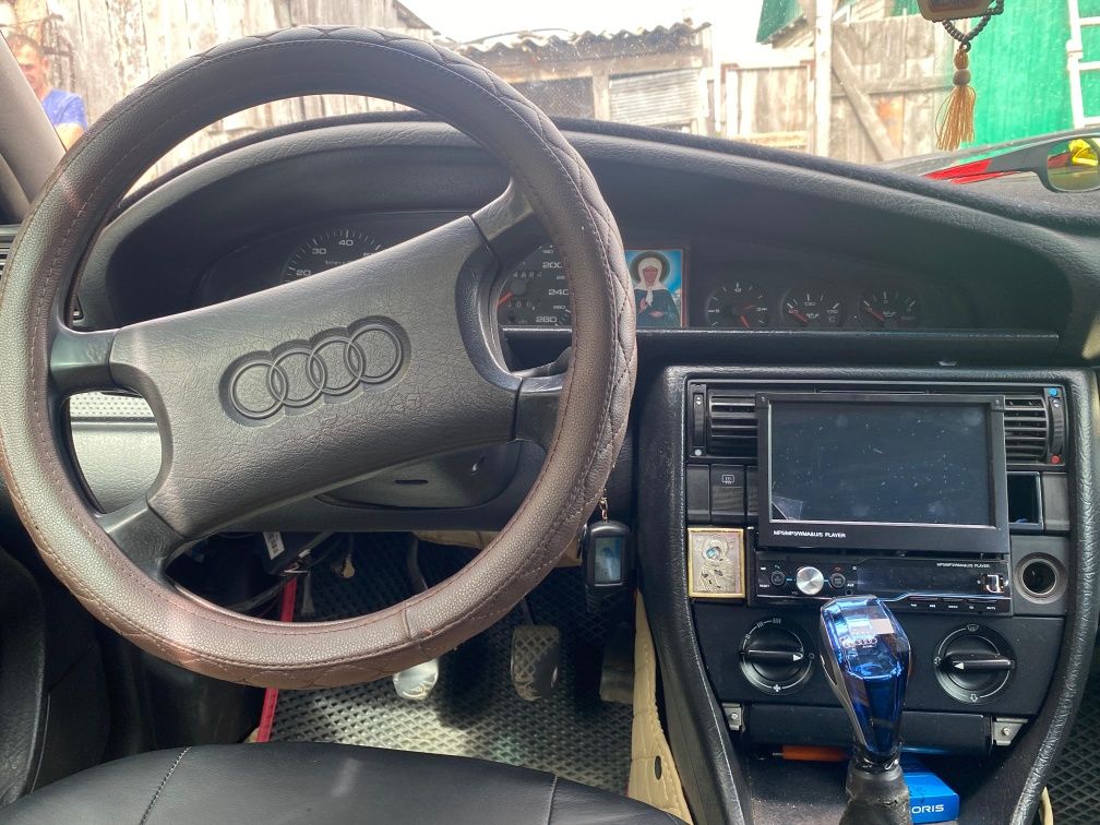 Автомобиль ауди 100