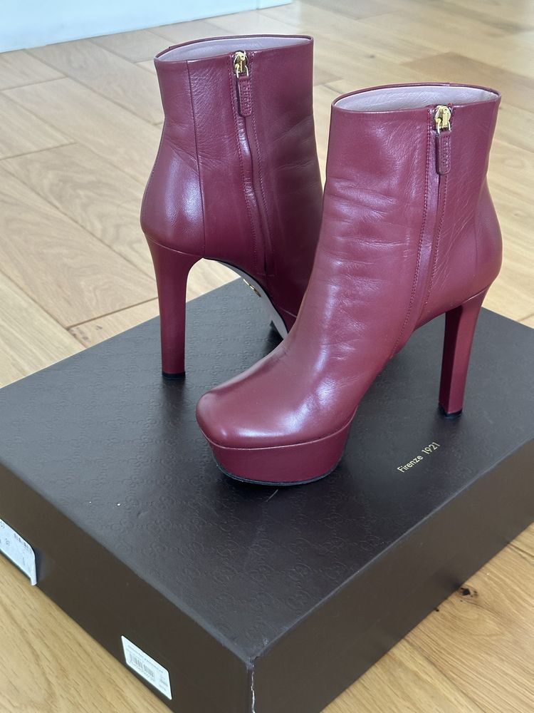 Продаются модные Женские кожаные сапоги “Gucci”.