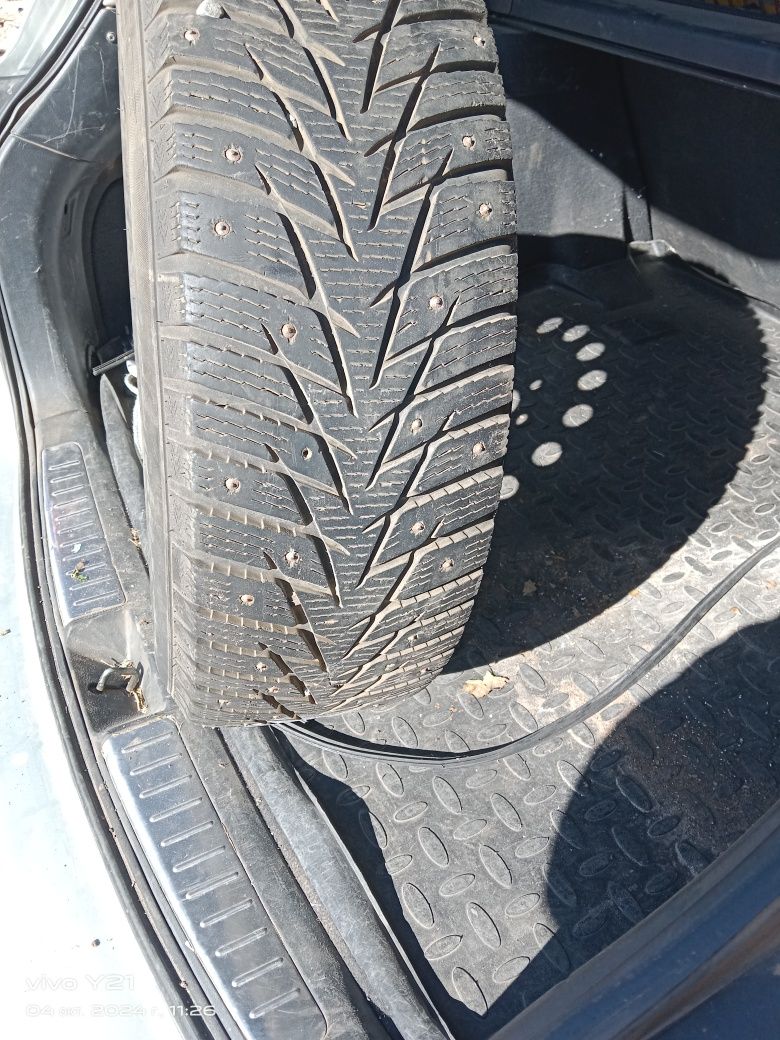 Продам зимние шины с диском 4шт Тойота Авенсис в отличном состоянии