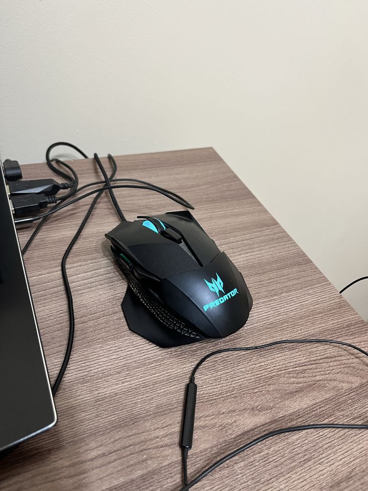 Продаю игровой ноутбук Acer predator helios 300 (мышка игровая и т.д.)