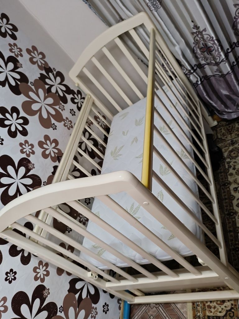 Продаю детскую кроватку,коляску,качелю и автокресло в хорошем состояни