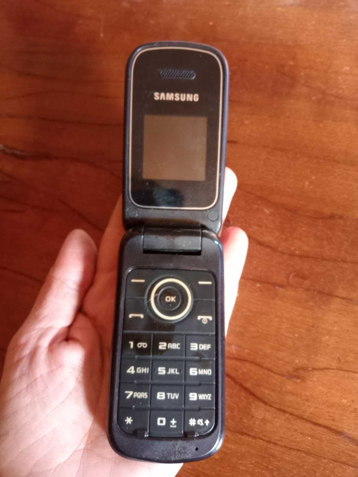 Продам кнопочный сотовый телефон Samsung (Самсунг)