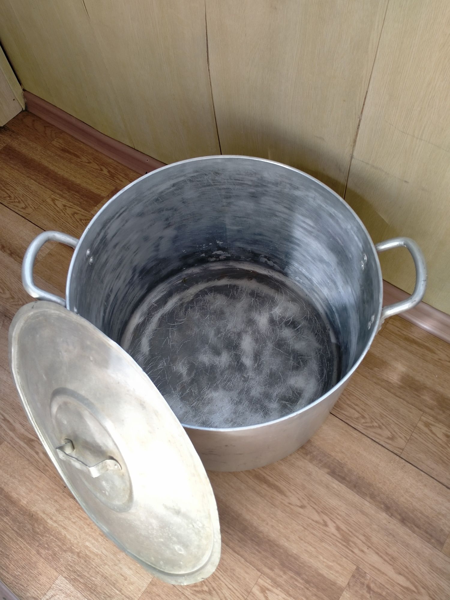 Продам кастрюлю большую