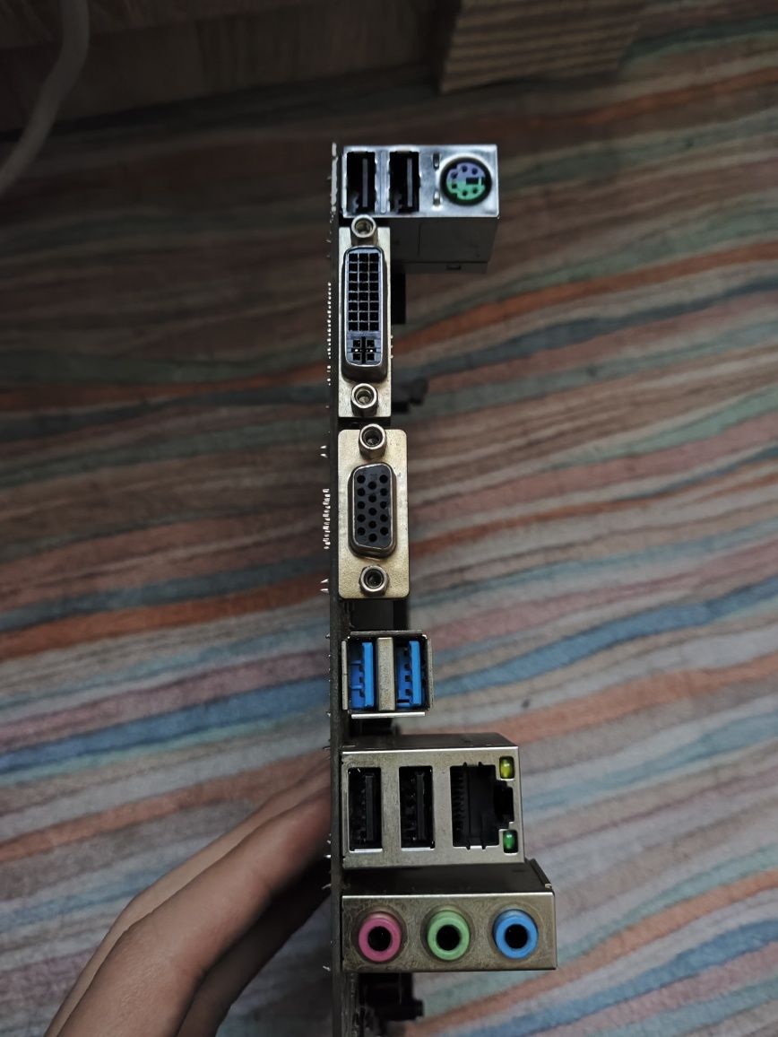 Срочна нужны денги Материнка на сокет lga1151V2 от PCI Express 3.0 x16