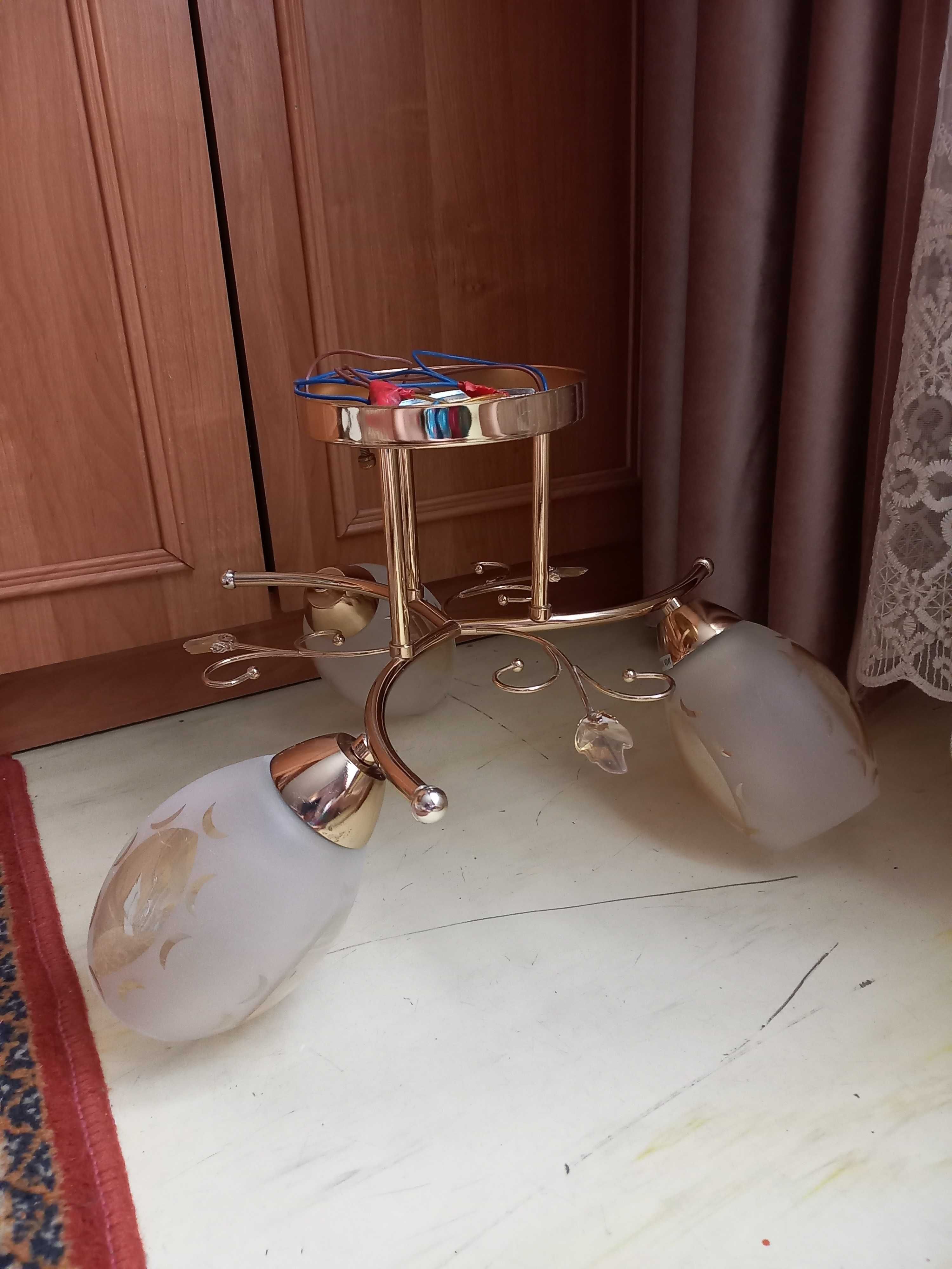 Продам трех рожковую люстру небольшую