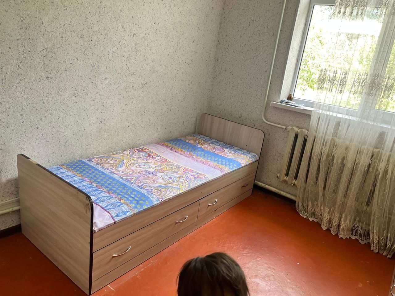 Кроват, шкаф, кілем, стол, стулья сатылады