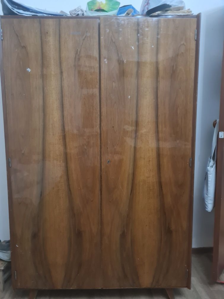 Продаётся шкаф двухдверный