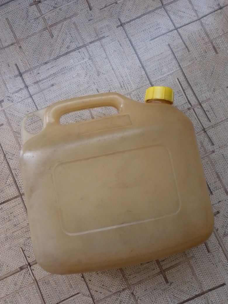Продам канистру б/у под питьевую воду 5 л.