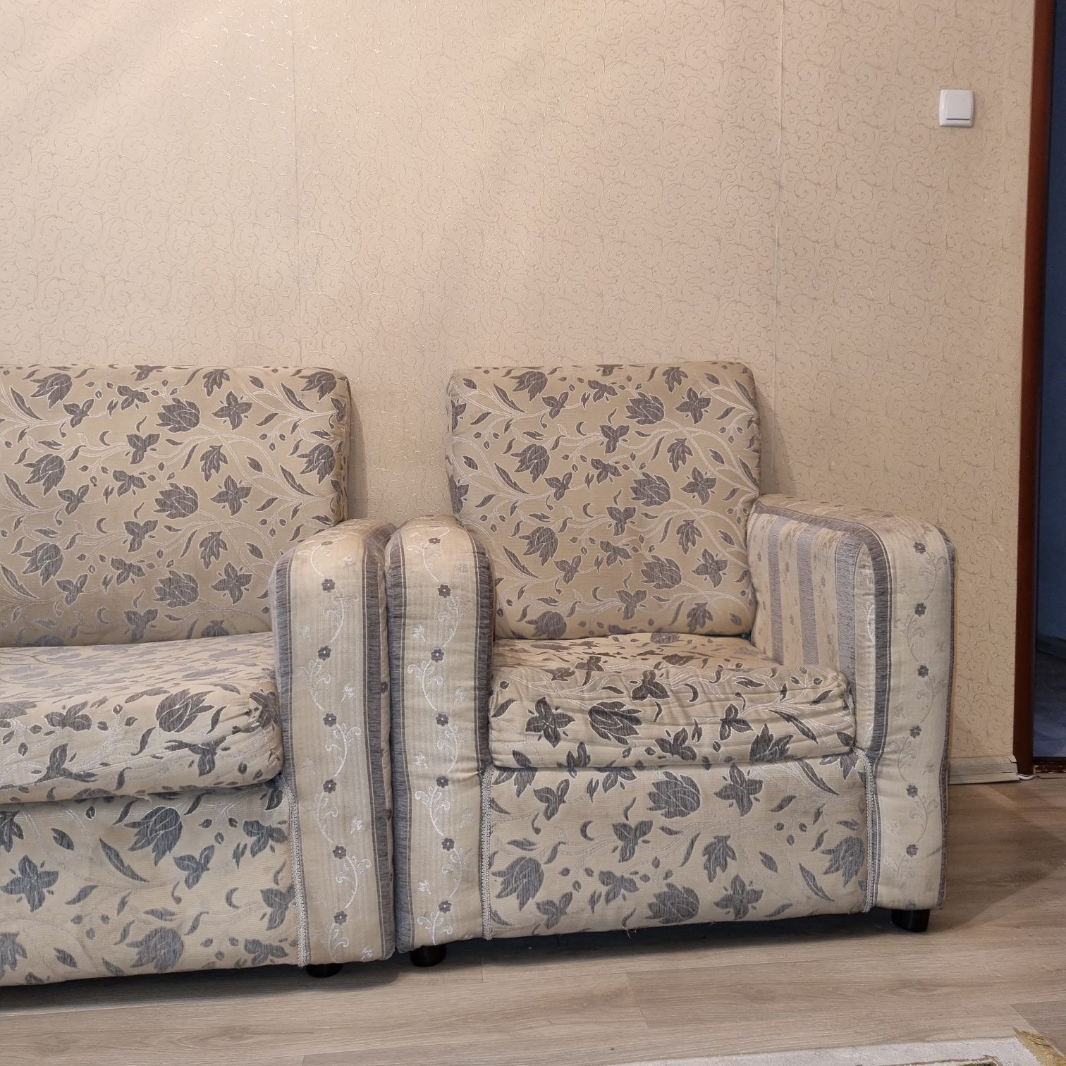 Продам Диван с креслом