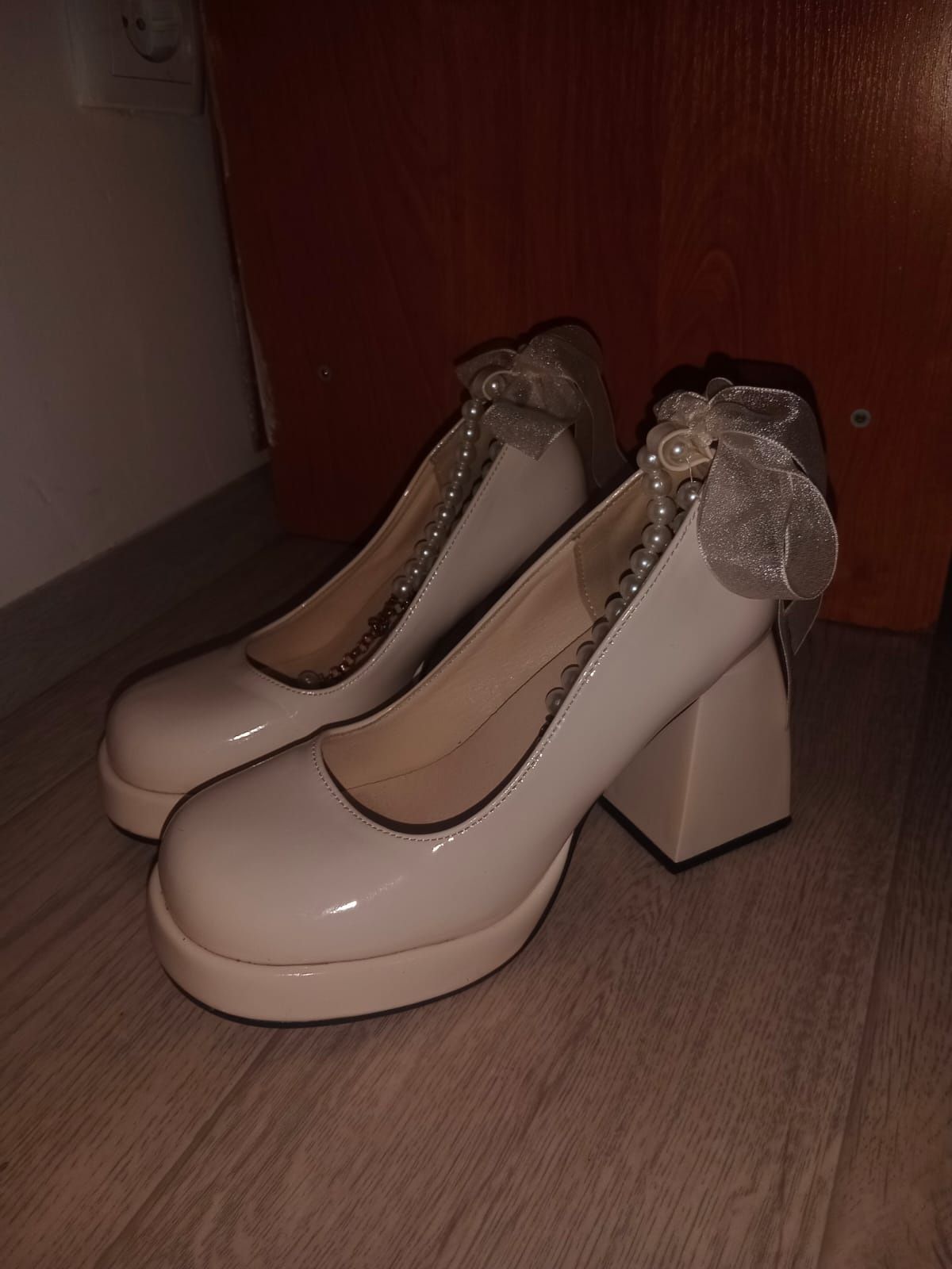 Продам женские  туфли