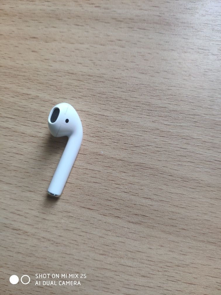 Продам оригинал левый ухо и правый ухо от airpods 2