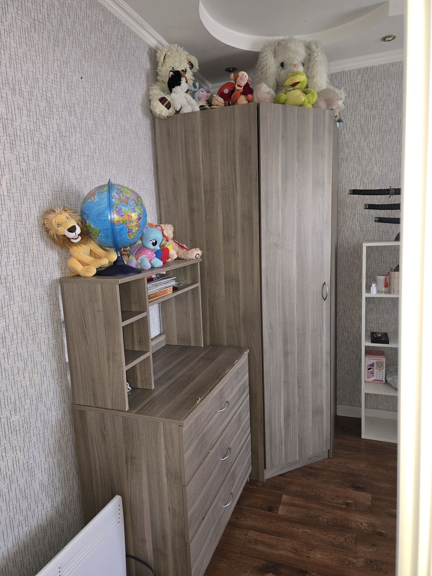 Продам  угловой шкаф и комод