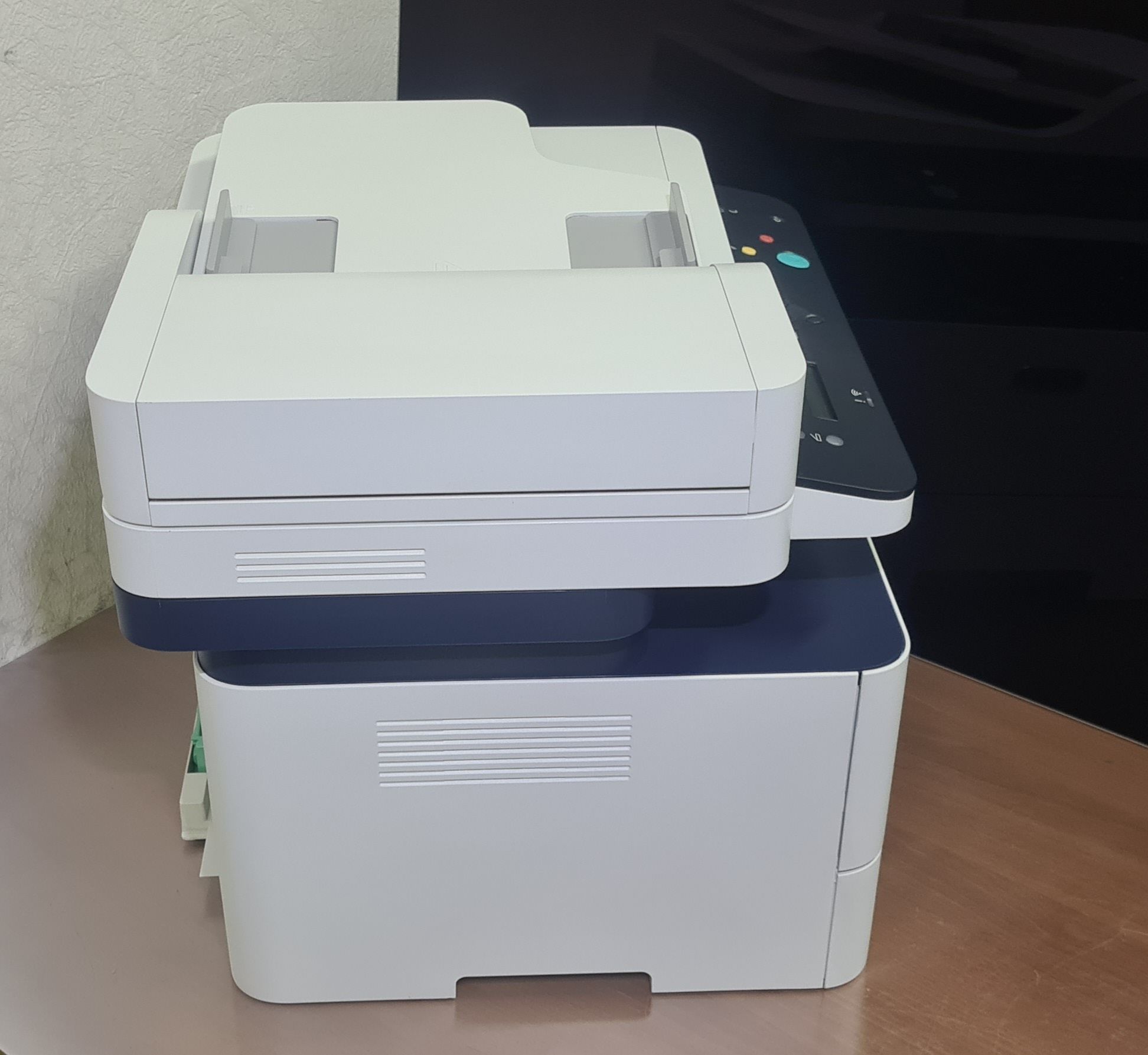 Продаю Мфу черно-белое XEROX B205 Wi-Fi