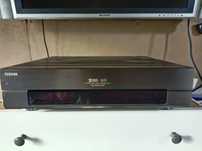 Видеомагнитофон S-VHS Hi-Fi с видеокассетами .