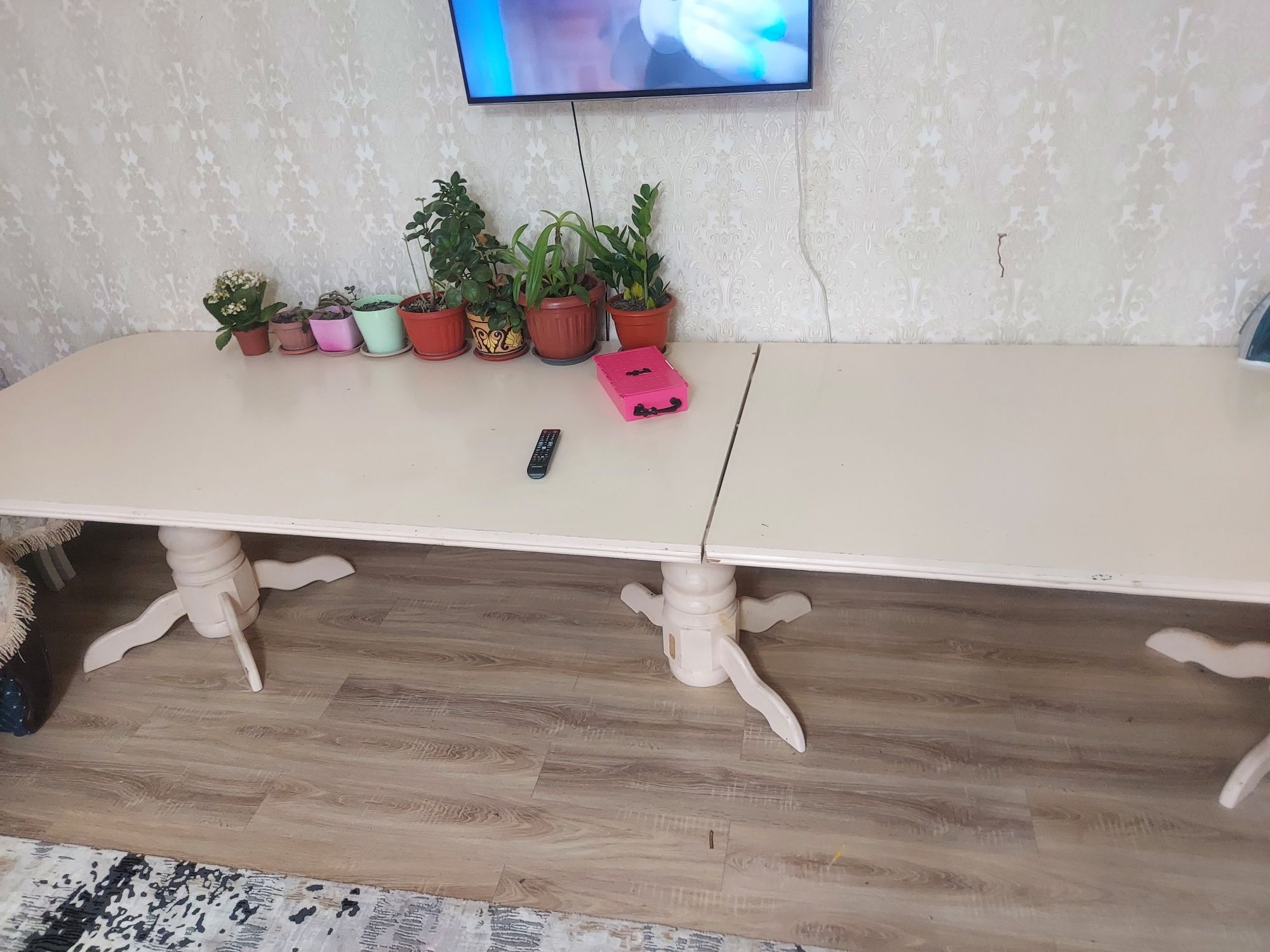 Продам Стол 5,5 метров ,большой в коттедж находится,  на 17 квартале ,