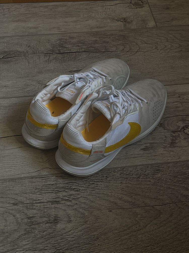Продам зальники nike белые