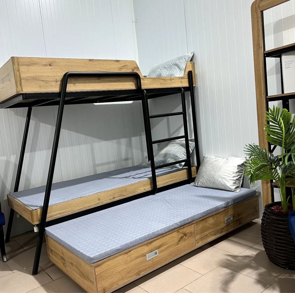 Продам 2х ярусную кровать, 3х местная