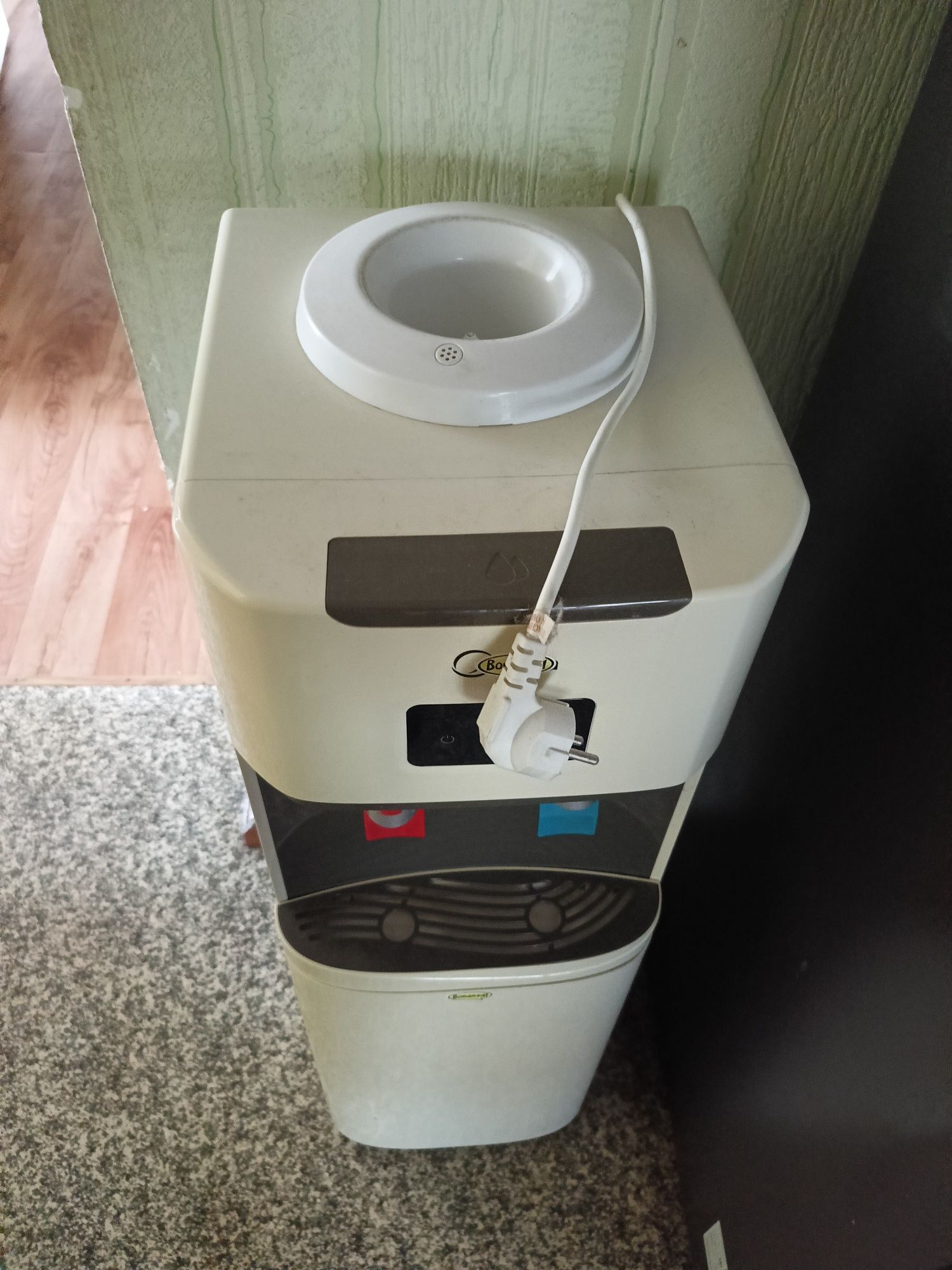 Кулер для воды..