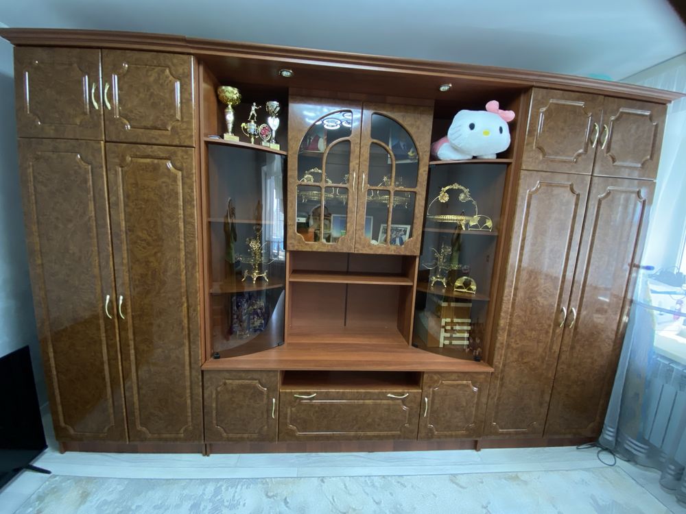Продаю стенку для гостиной мебели