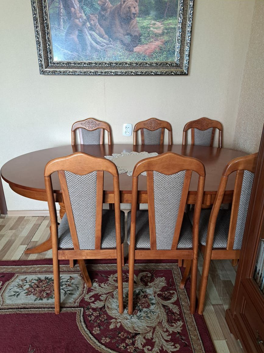 Продается б /у раздвижной стол и 8 стульев
