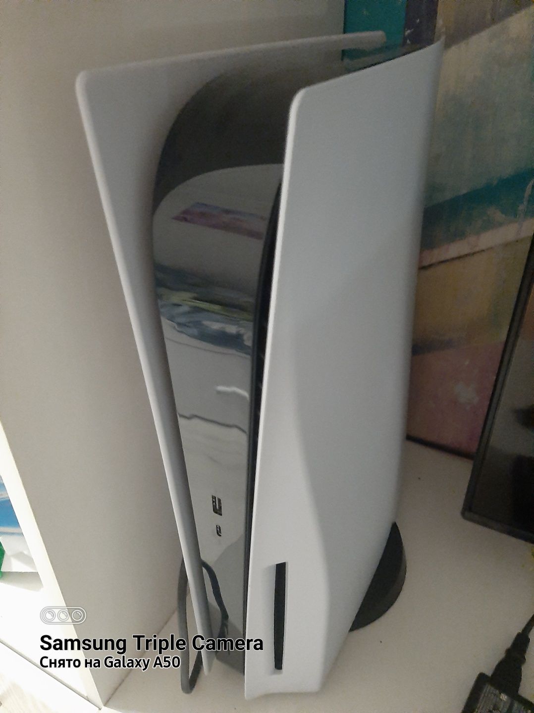 Продам PS 5  новая с зарядкой и 2 джостика, обмен не предлагать.