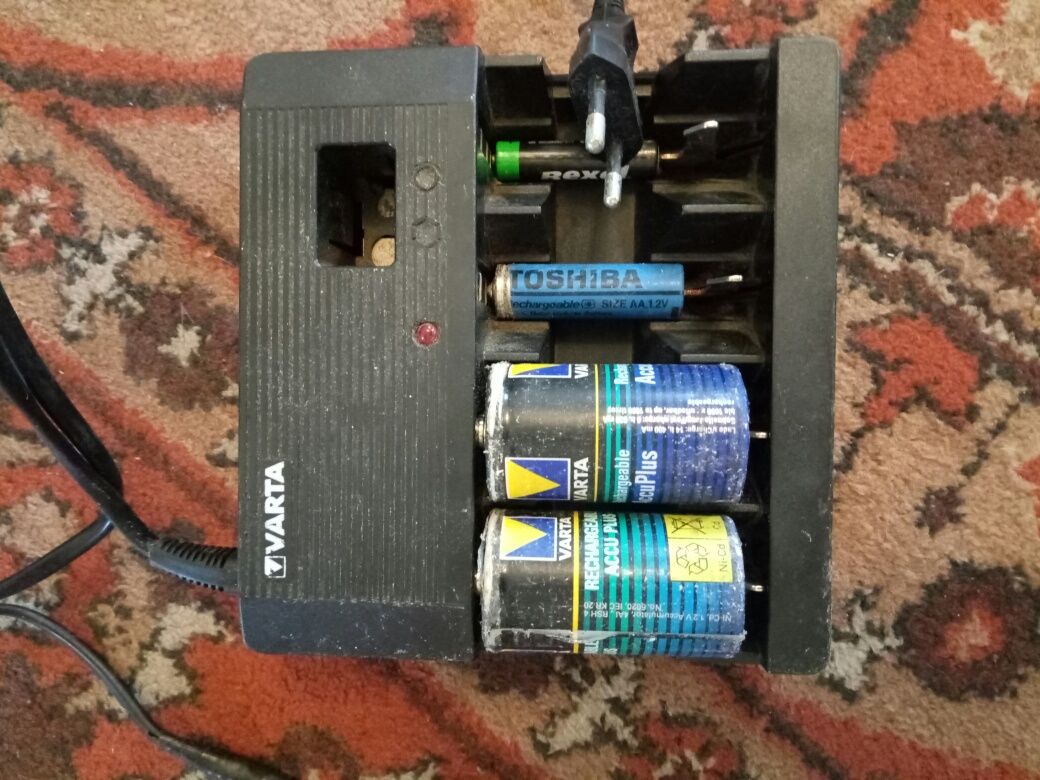 Продам универсальную зарядку VARTA