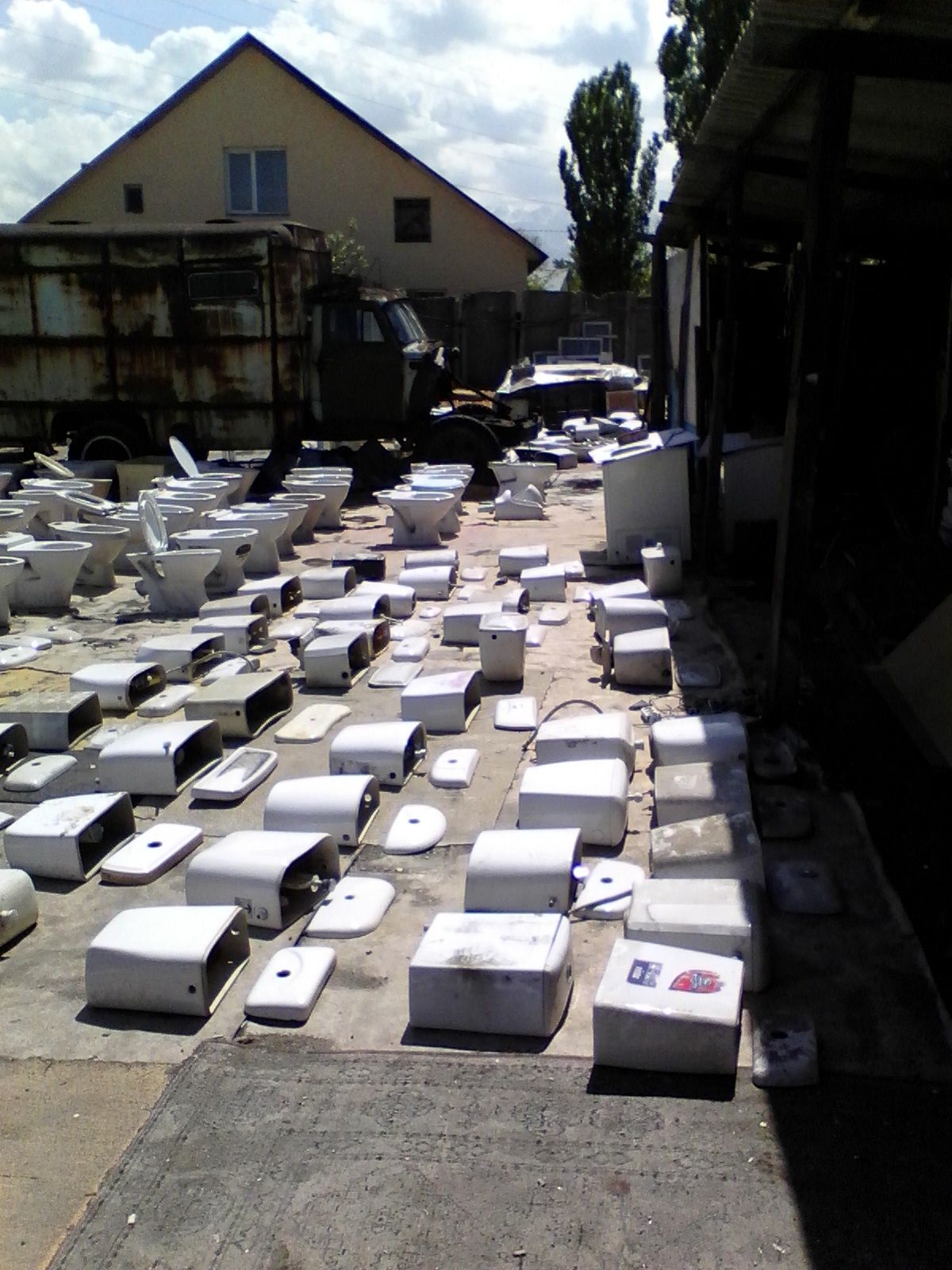улица Азаттык дом51 Продам бачок унитаза с крышкой.