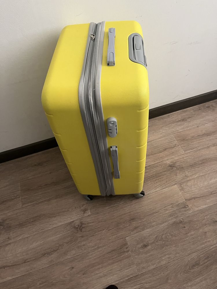 Чемодан желтенький
