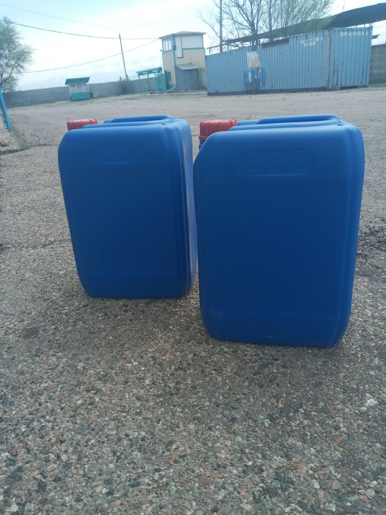 Продам полиэтиленовые канистры.
